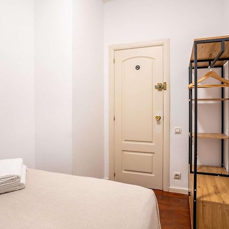 Next To Sagrada Familia 4-Bedroom Apartment บาร์เซโลนา ภายนอก รูปภาพ